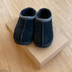 Ugg kids K Tasman II Embroidered slipper.